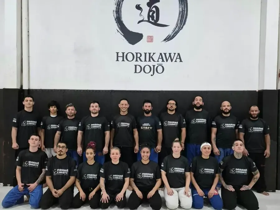 Equipe de competição do Horikawa Dojo reunida sob o logo do dojo